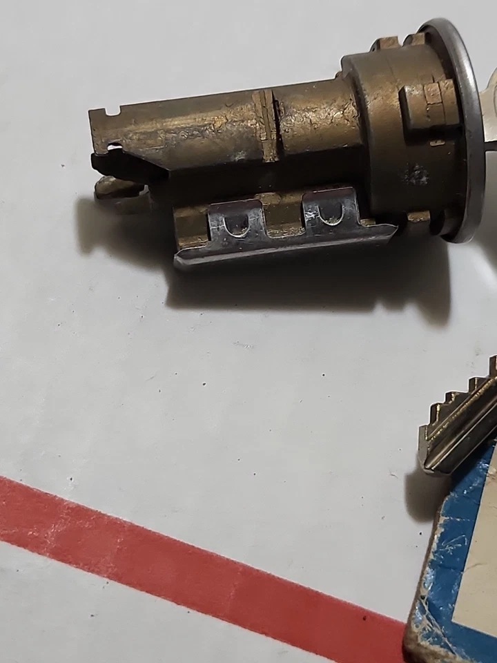 НОВЫЙ ИЗ СТАРЫХ ЗАПАСОВ 1966-1969 PLYMOUTH, GTX, КРЫШКА ДЕКИ ДОРОЖНОГО БЕГУНА, ПЕРЧАТОЧНЫЙ ЯЩИК, КОМПЛЕКТ ЗАМКОВ КОНСОЛИ - Изображение 3 из 4