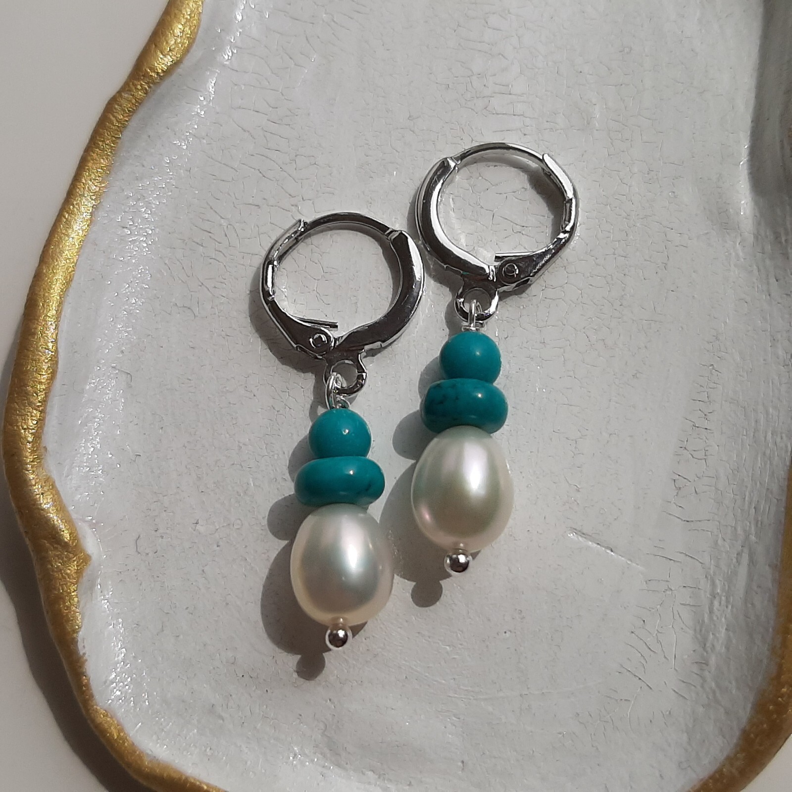 Dormeuses créoles turquoise et perles : finis les bijoux lourds