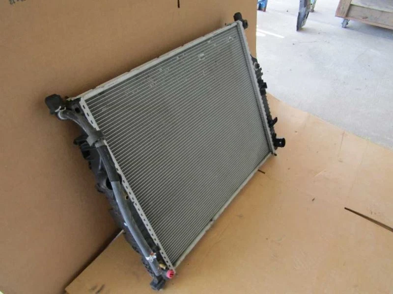 2009-2012 Mercedes benz r350 oem factory original radiator assembly - Image 2 of 4