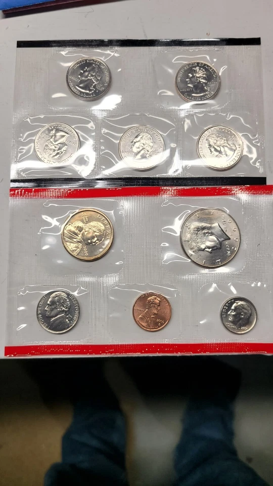 1999-2004 Uncirc US Mint Sets Philadelphia and Denver and state quarters - Image 3 of 3
