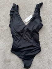 BNWT M  S BLACK FRILLED NON WIRED PLUNGE REMOVABLE PADS SWIMSUIT - SIZE 20 
