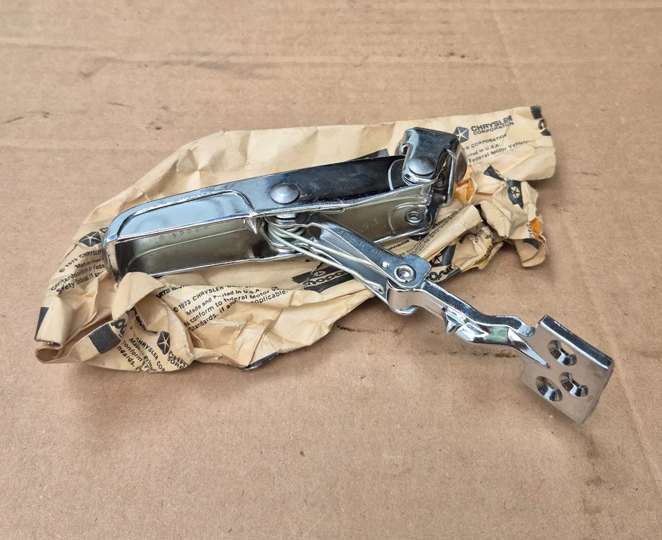 Dodge B100 B200 B300 1970 1971 1972 furgoneta nuevo MoPar puerta de carga ventilación ventana pestillo Foto 3 de 4