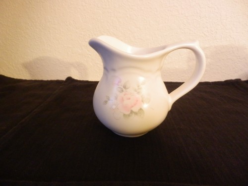 USA Pfaltzgraff Tea Rose Stoneware Creamer Pitcher (11 oz) Excellent!!