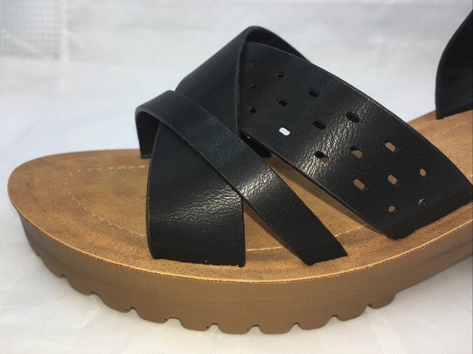 FOREVER-TALA PLATFORM EYELET 2.5" Mid-Chunky Block Heel Women Ankle Strap Sandal - Image 4 of 4