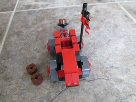 Lego catapult From Kings castle 70404  with Flags + 3 Round Bricks