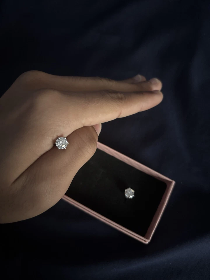 Pendientes de plata 925 de 2 quilates con pasador de diamantes cultivados en laboratorio regalo para mujer Foto 2 de 4