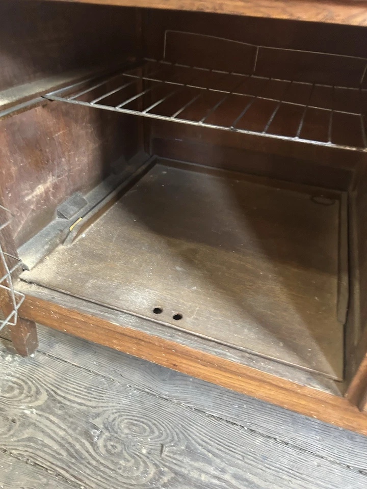 Antiguo gabinete de madera McDougall Hoosier de la década de 1920 con caja fuerte para pastel y tamiz de harina Foto 4 de 4