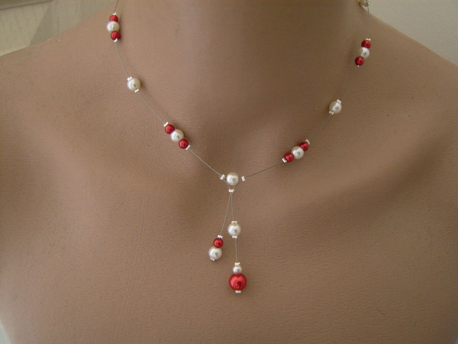 Collier de perles ivoire et rouge de mariage de 45cm - Bijou artisanal pour robe de soirée