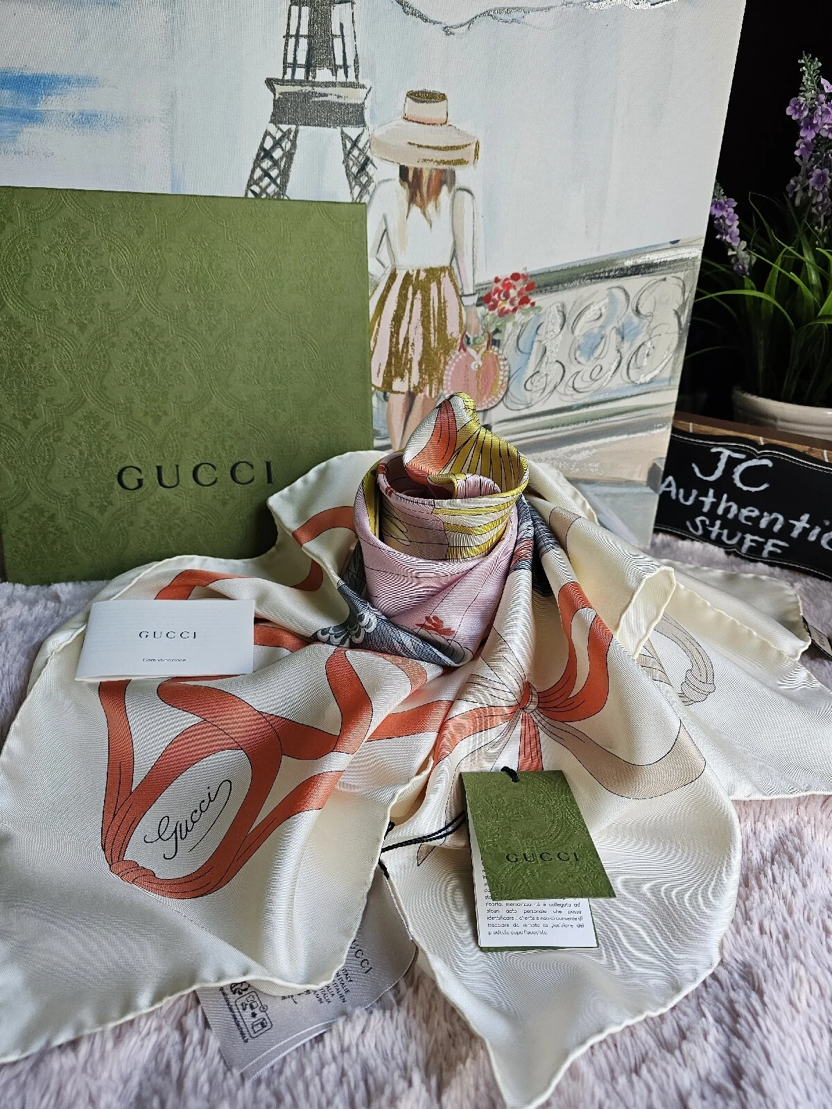 Écharpe en soie GUCCI fly Swan 90x90 en multicolore. Tout neuf dans une boîte 