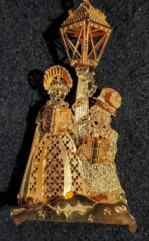 Danbury Mint 1995 Carolers Gold Christmas ornament