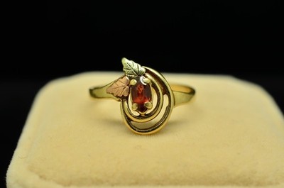 10K Gelbgold Black Hills Gold Blätter Design Ring Band mit rotem Granat Größe 6