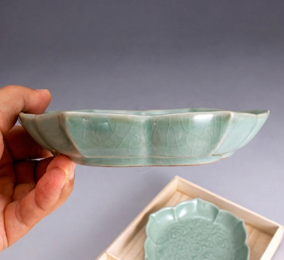 Juego de 2 platos de porcelana Korean Master Celadon relieve peonía con caja de madera Foto 3 de 4