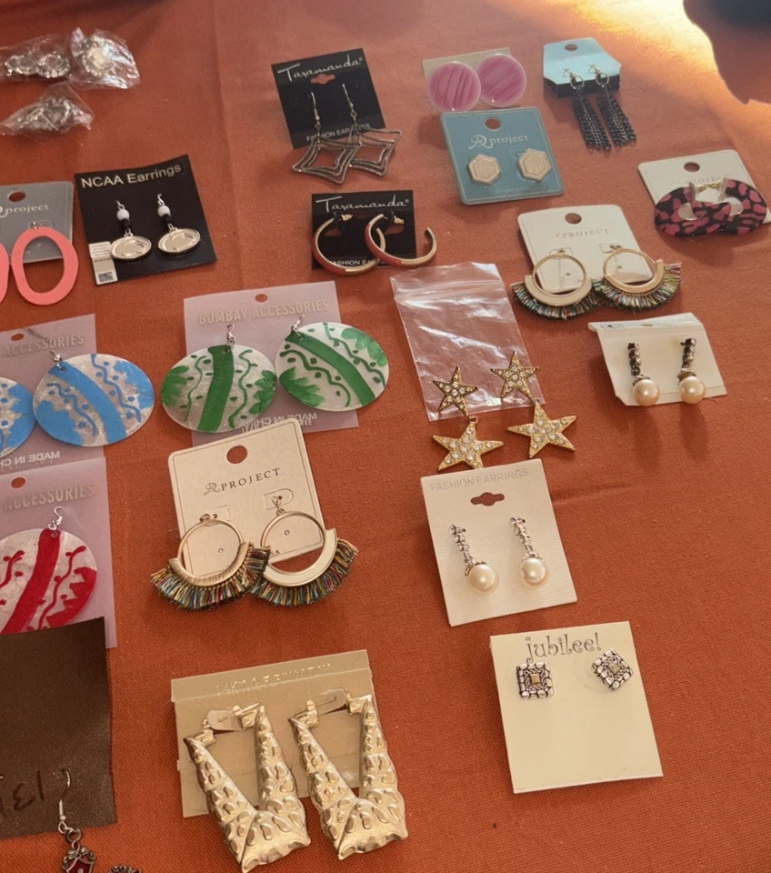 ASSORTED MIXED LOT OF 25 plus PAIRS DESIGNERS EARRINGS NEW pierced earrings - Image 3 of 4