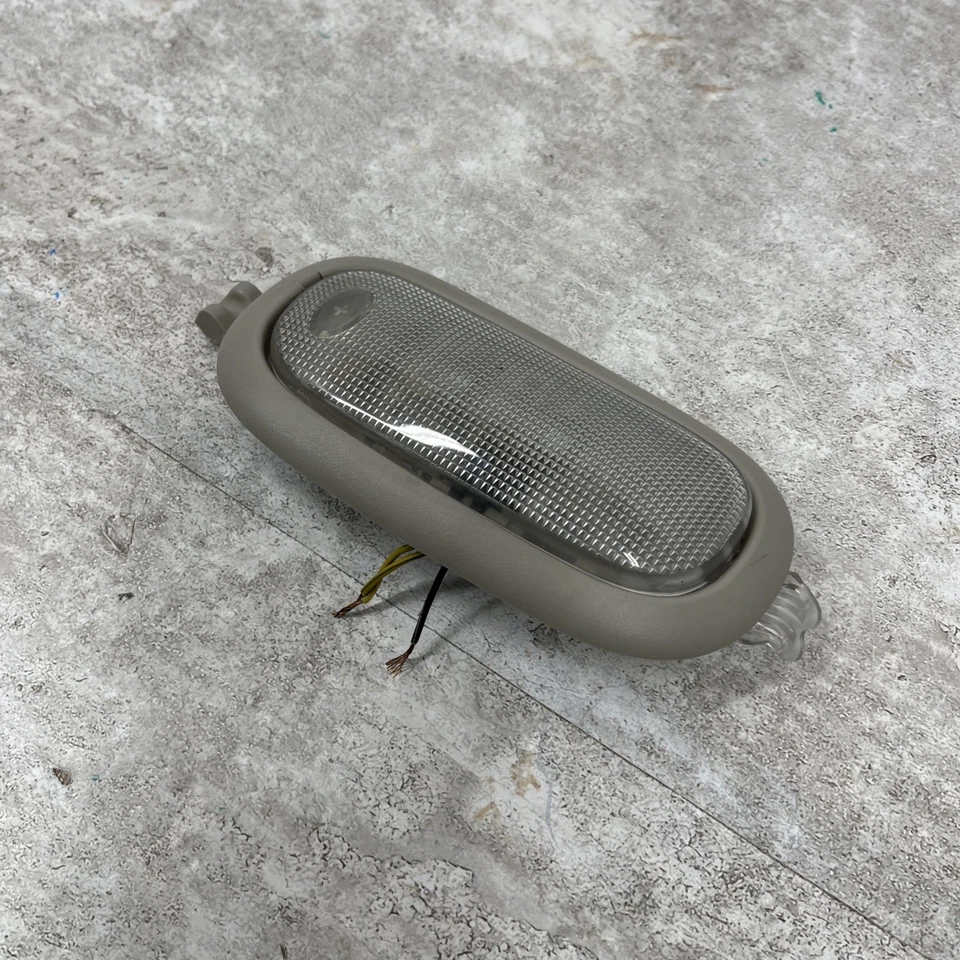 Luz de cúpula trasera superior gris Chrysler Jeep Dodge 2003-2024 5JG58BD1AD Foto 4 de 4