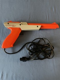 1985 NINTENDO NES  ORANGE ZAPPER GUN & LOT OF 3 GAMES. HOGAN&rsquo;S ALLEY, GOTCHA & 