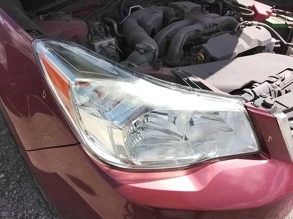 Used Right Headlight Assembly fits: 2015 Subaru Forester 2.5L chrome background Foto 3 de 4