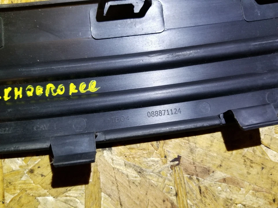 11 12 13 JEEP GRAND CHEROKEE PARACHOQUES TRASERO ALMOHADILLA DE PASO MOLDEADA OEM Foto 4 de 4