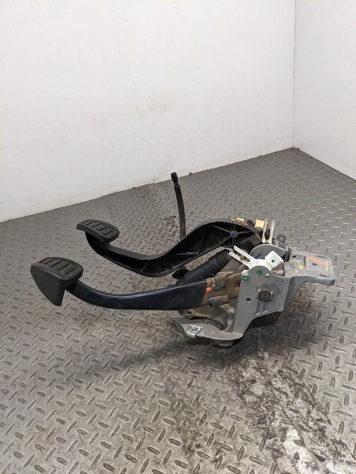 16-22 CHEVROLET CAMARO SS BRAKE & CLUTCH PEDAL ASSEMBLY 23105888 OEM 1172576 - Image 4 of 4