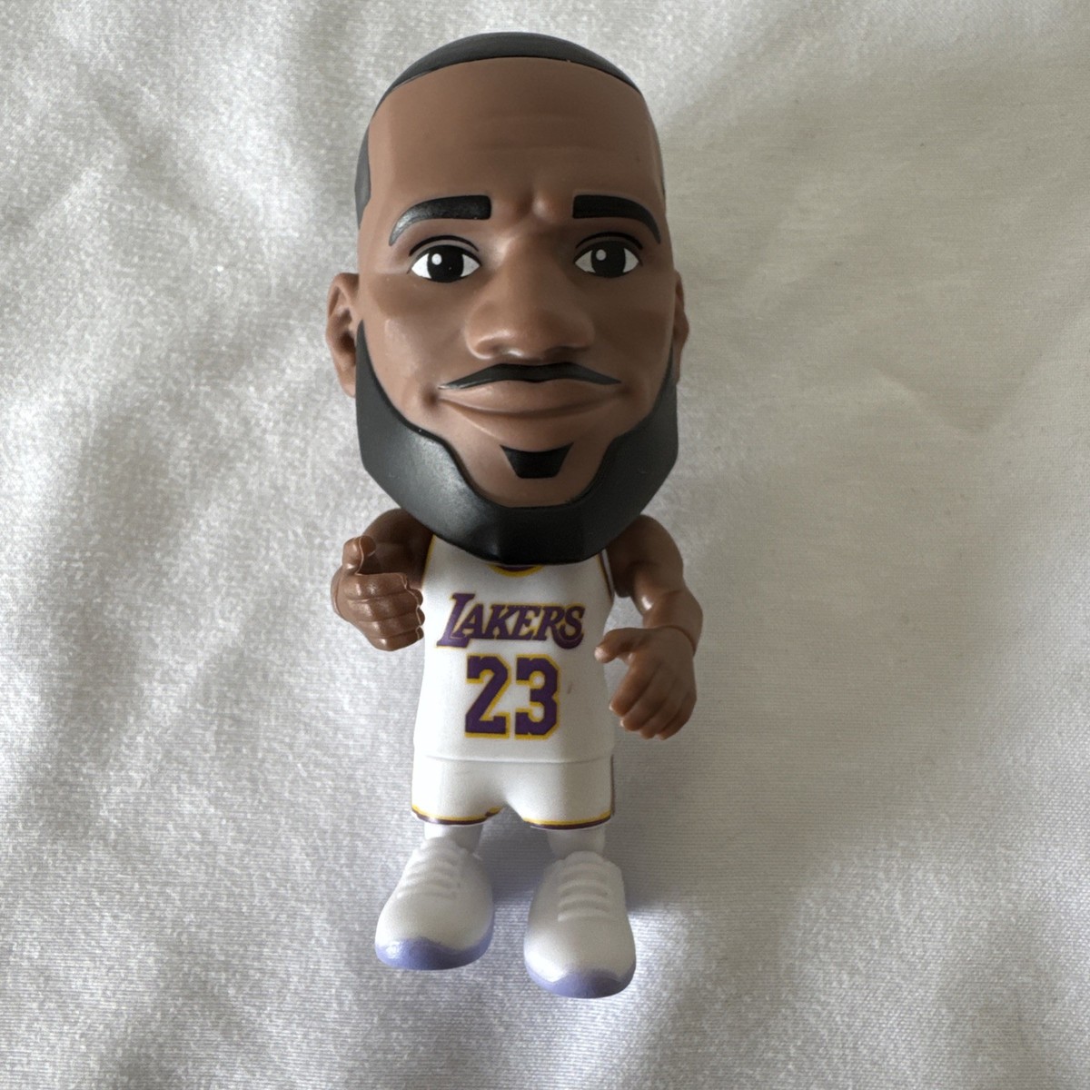 Zuru NBA Ballers LeBron James White Jersey + Court Piece+