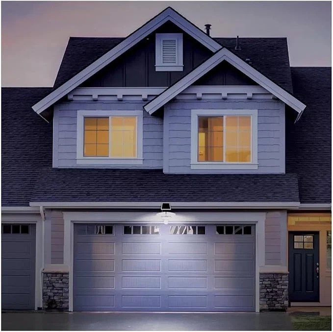 Luz de seguridad activada por movimiento solar SunForce 2000 lúmenes Foto 4 de 4