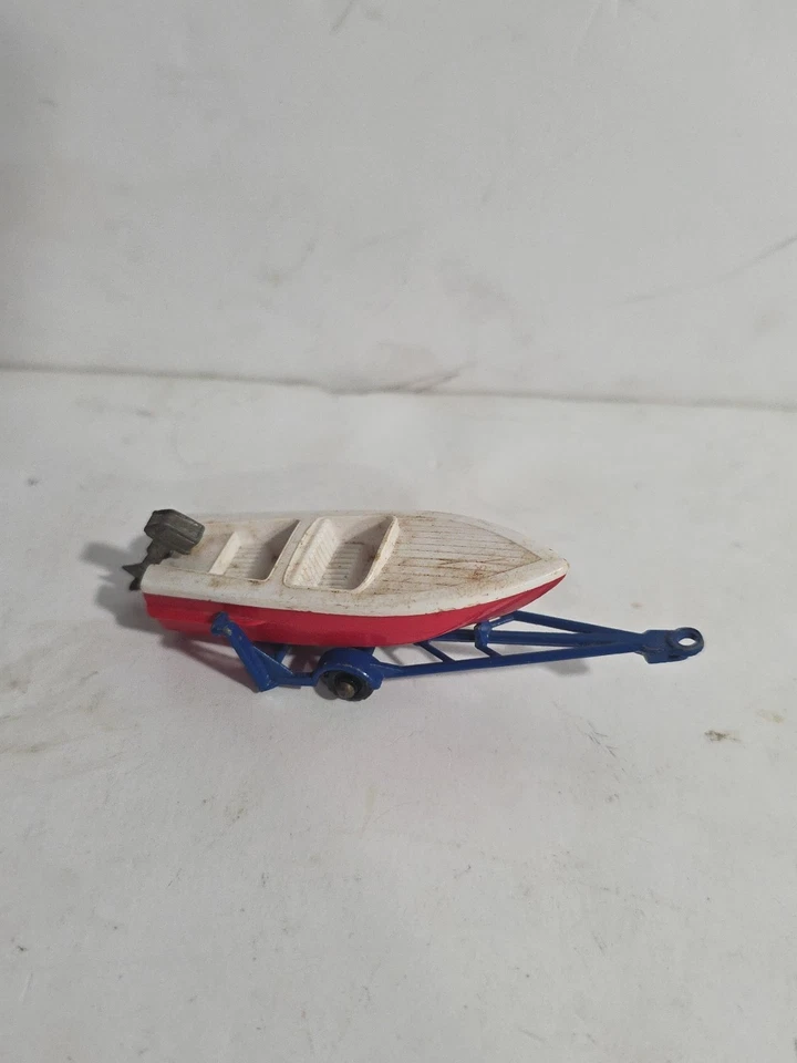 VVG 1961 Matchbox #48 Sportsman Boat & Trailer, Red over White with Gold Motor - Image 2 of 4