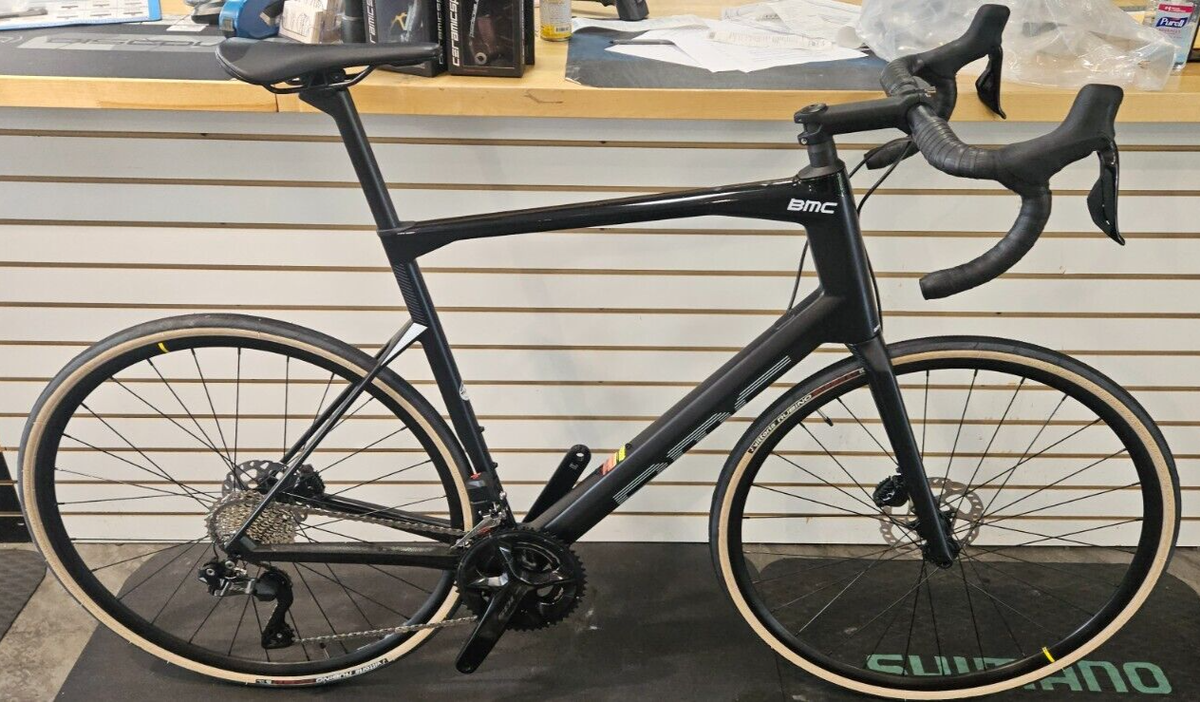 2023 BMC Roadmachine FIVE 105 Di2 Carbon Road Bike 61cm 2023 BMC Roadmachine FIVE 105 Di2 Carbon Road Bike 61cm