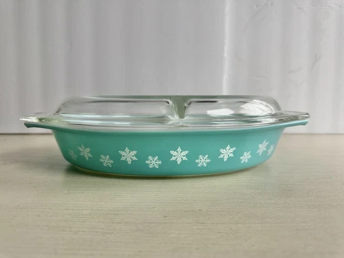 Vintage Pyrex Turquoise Blue Snowflake 1-1/2 Quart Divided Casserole Dish w/ Lid