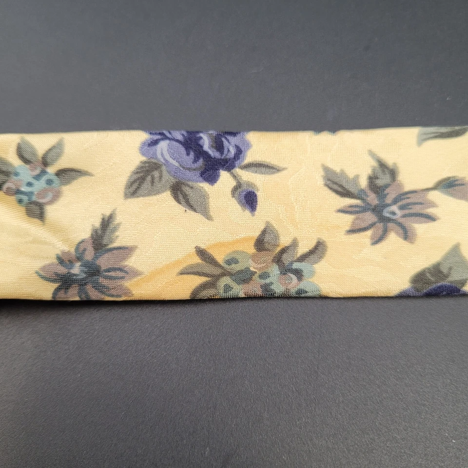 Corbata Surrey Amarilla Toda Seda con Patrón Floral Azul 58.5" L x 4" W Foto 2 de 2