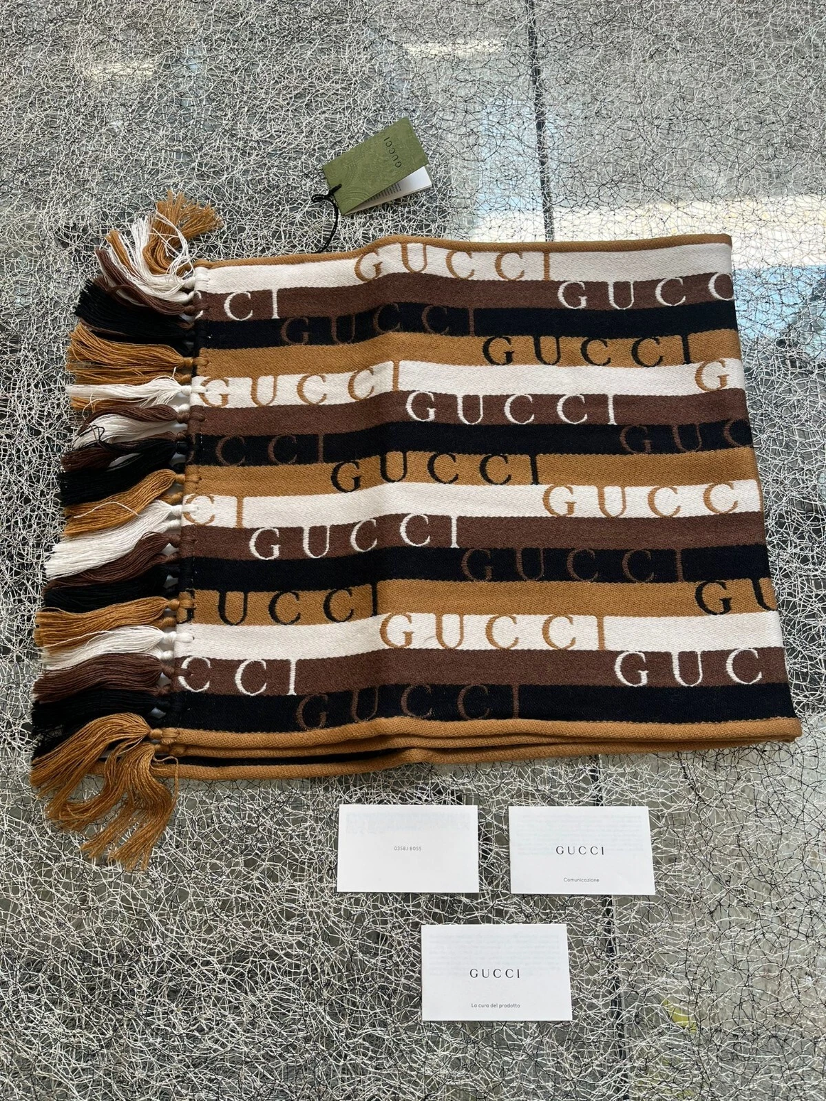 Gucci, écharpe en soie logo multicolore BNWT OS