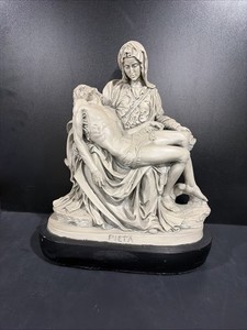 Michael Angelo Pieta Sculpture Marwal Ind Inc. Italy Excellent Condition.