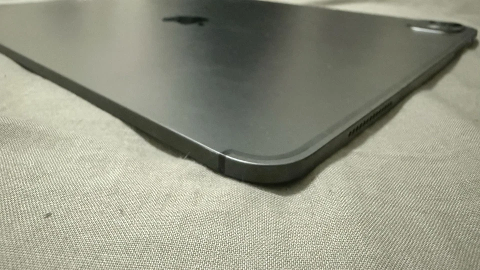 Apple iPad Pro 2024 13-inch Wi-Fi+Cellular. 256GB - M4 - CRACKED SCREEN - Image 3 of 4