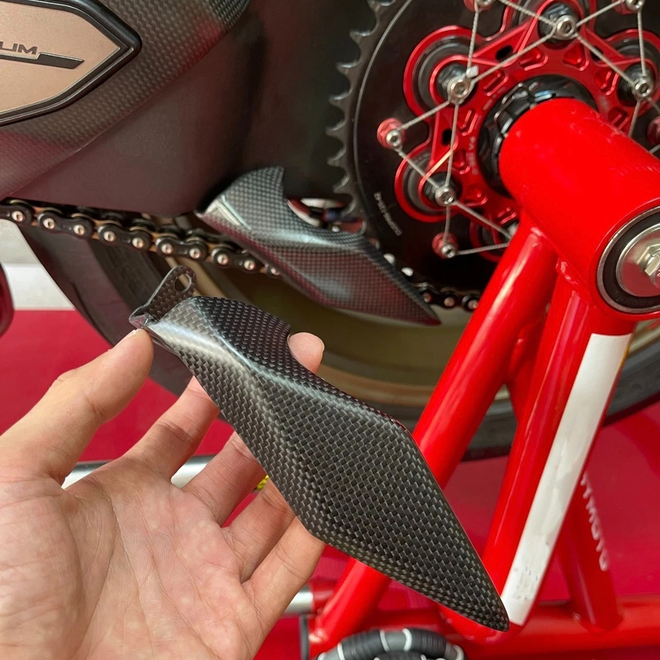 Cubierta protectora de cadena inferior de fibra de carbono para DUCATI Panigale V4 S/R 2020-2024 Foto 3 de 4