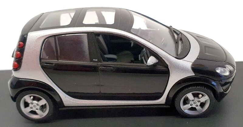 Schuco 1/43 Scale Model Car 0021091 - 2004 Smart Forfour - Jet Black - Image 3 of 4