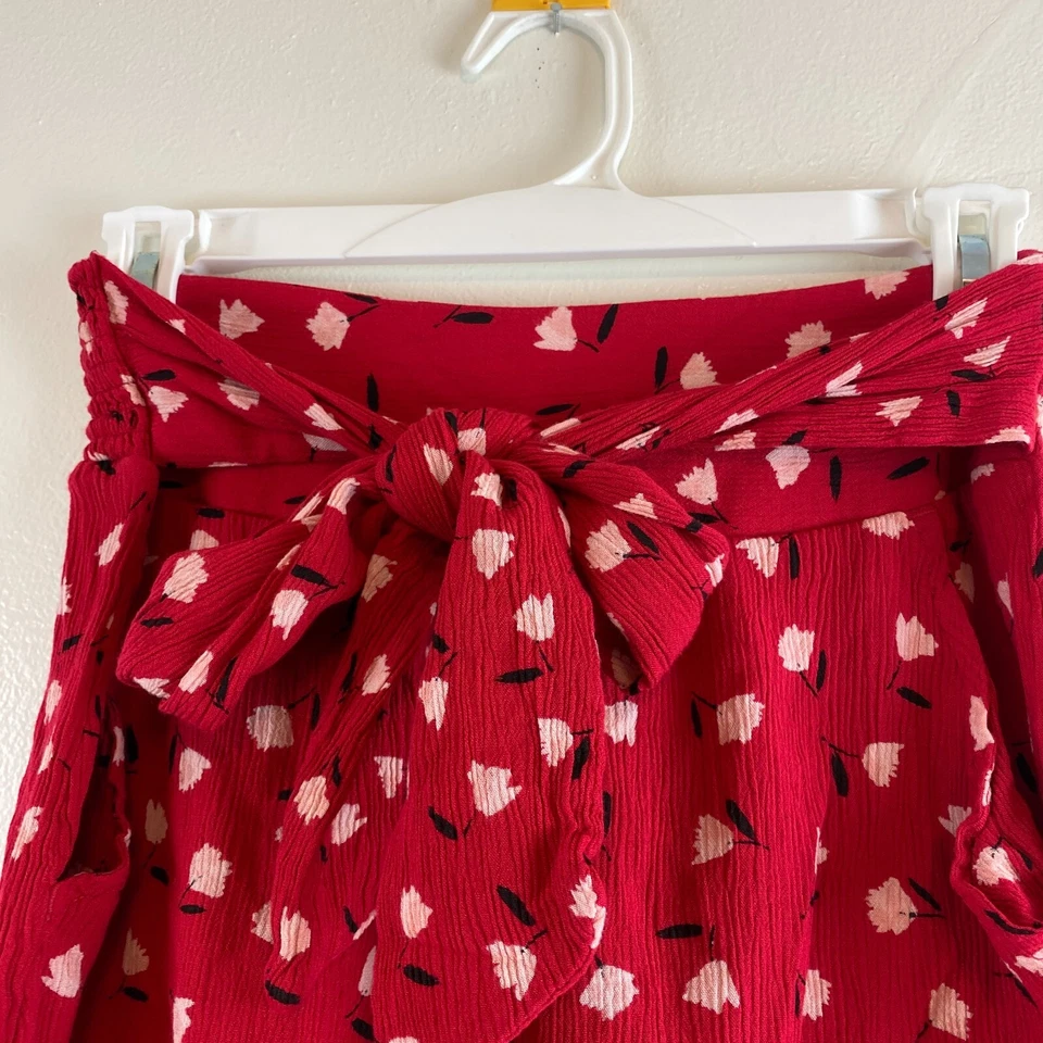 Bolsa de papel para mujer Billabong roja floral cintura alta talla corta lazo cintura Foto 2 de 4