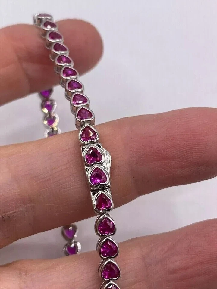 Conjunto de pulsera de tenis con bisel de rubí simulado de corazón de 8 quilates de oro blanco de 14 quilates sobre plata de 8" Foto 4 de 4