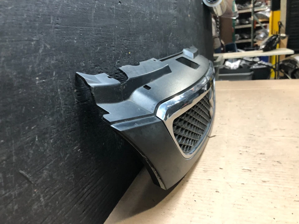 Parrilla superior delantera con emblema F3747 Suzuki Reno 2005 a 2008 Foto 3 de 4