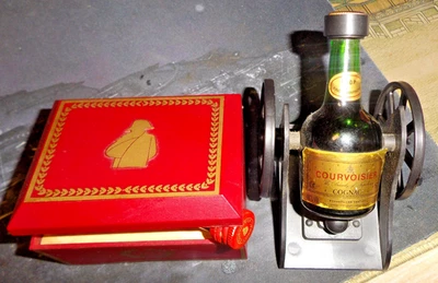 Lot de mignonnettes " Cognac Courvoisier "- Napoléon - canon - coffret - Gaget - Photo 1/3