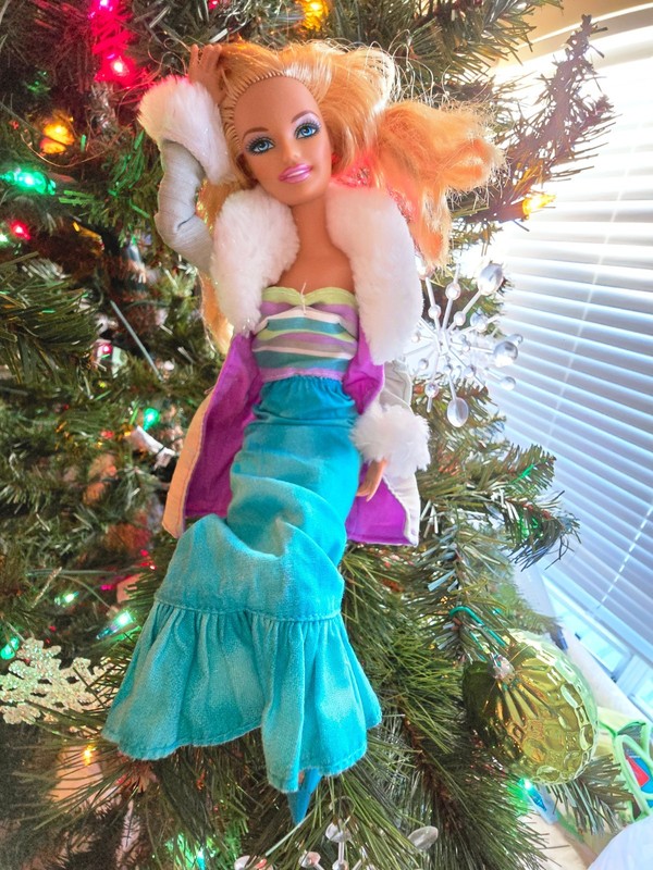 Barbie doll Holiday Wishes fur dress blonde fashionista