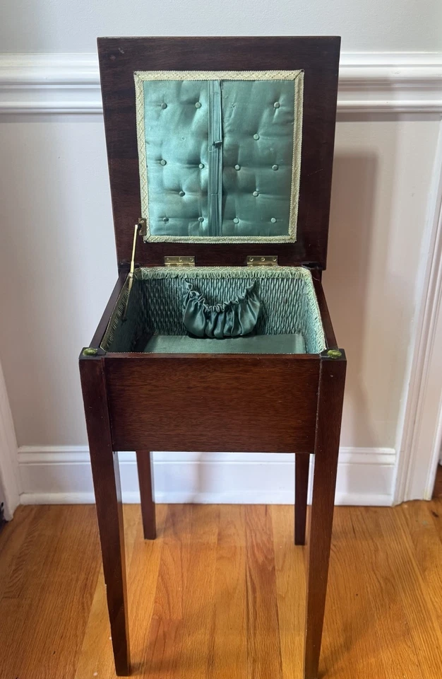 Antigua mesa de costura victoriana escocesa tallada de los años 30, caoba/roble, forrada de seda Foto 2 de 4