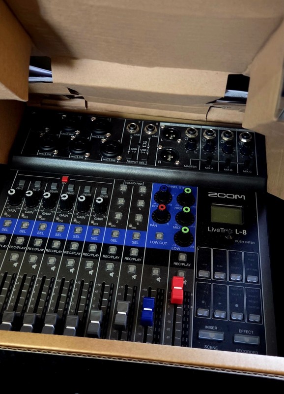 ZOOM LiveTrak L-8 8ch Live Podcast Digital Mixer and Recorder
