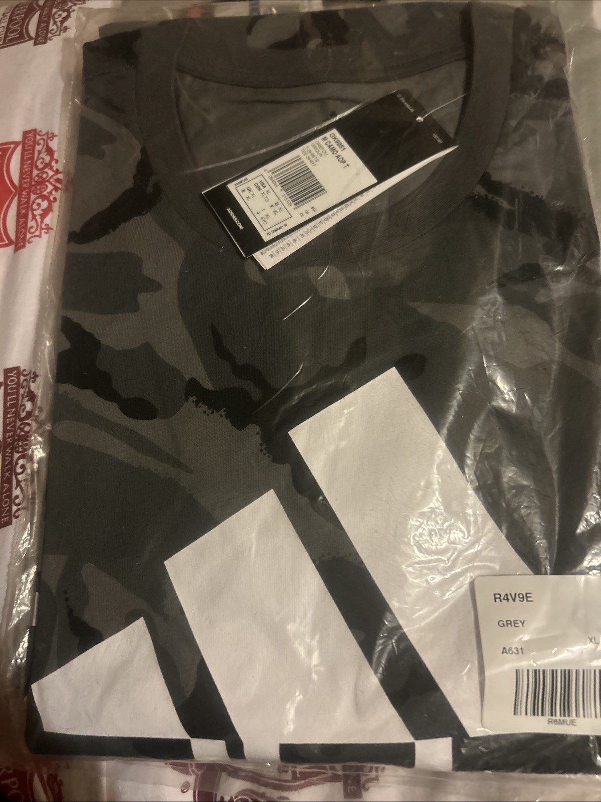 Camiseta adidas Gris Detalle Camuflaje