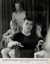 1974 Press Photo "Billy Jack" star Tom Laughlin talks with students. - lry04838