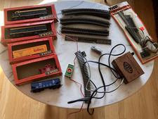 Tyco HO Scale Electric Train Set - Locomotive, Railcars 4 , Track, Power supply