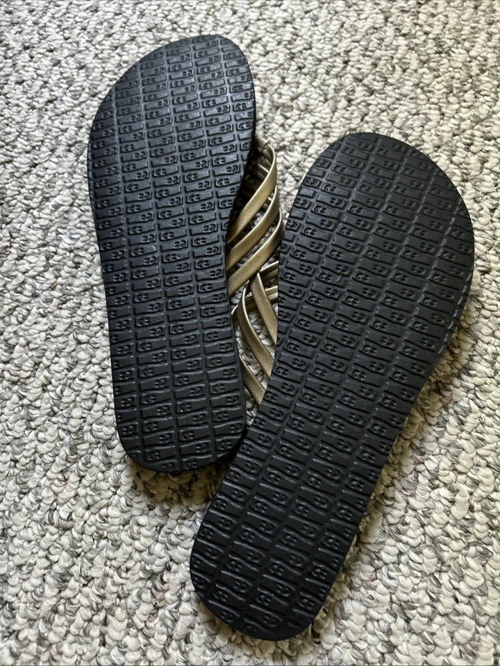 Sandalias chanclas Sanuk doradas para mujer talla 8 plantilla suave de goma usadas en excelente estado Foto 4 de 4
