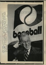 1975 Press Photo Bowie Kuhn, baseball commissioner, news conference, Kansas City