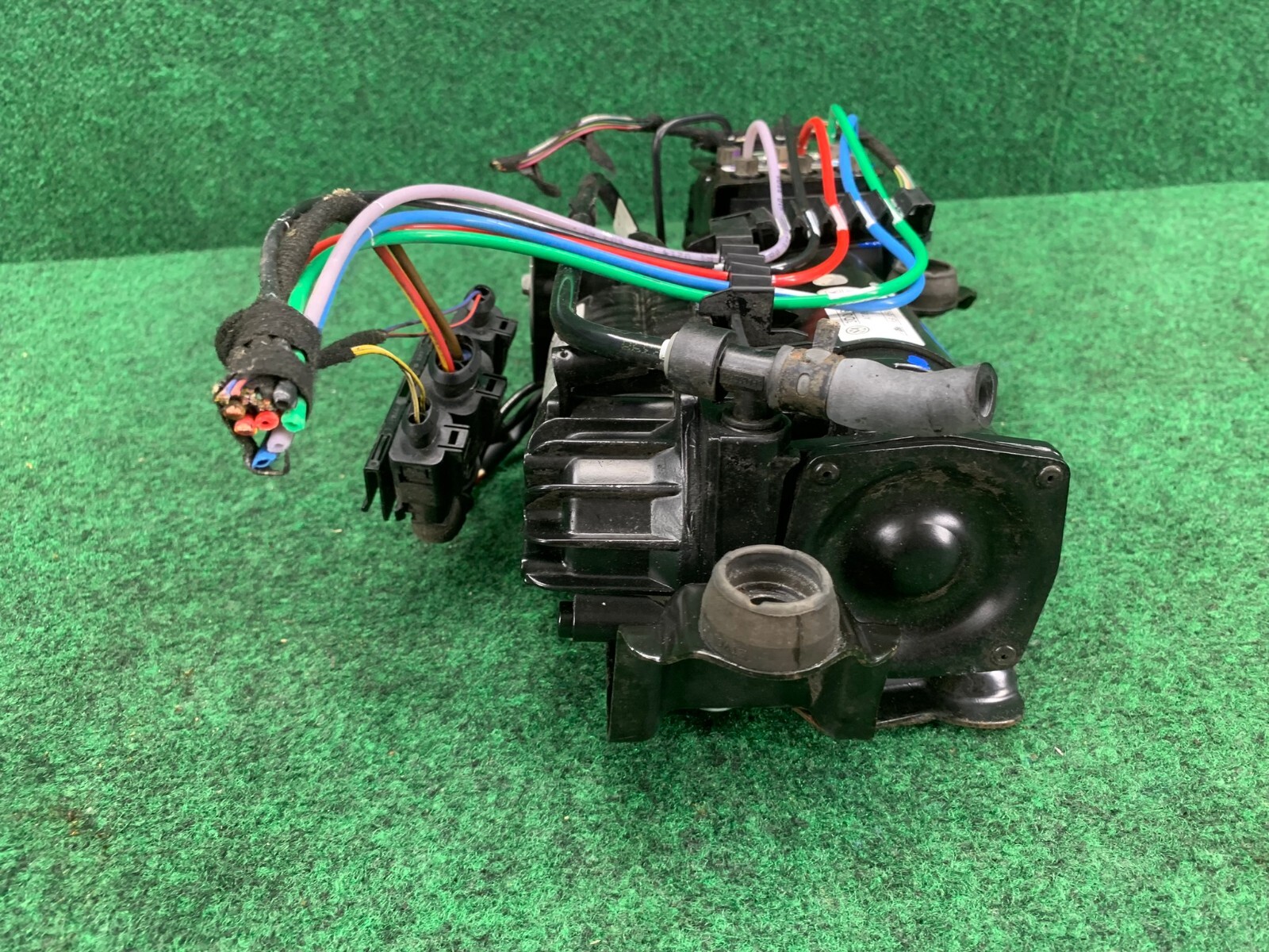 03-18 Bentley Continental GT / Flying Spur Air Suspension Compressor Pump OEM