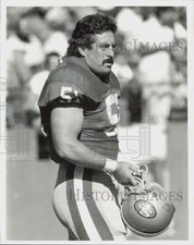 1986 Press Photo San Francisco 49ers guard Randy Cross with helmet in his hand