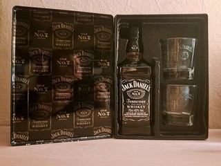 Jack Daniels Black Label 700 ml mit 2 Gläsern in Sammler Box von 2018