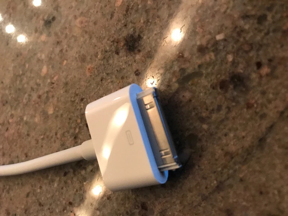 Apple 30-pin to VGA Adapter Cable A1368 pre owned - Image 2 of 4