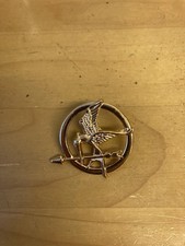 The Hunger Games Mockingjay Enamel Pin Badge Gold Cute Nostalgic Gift Idea 😍